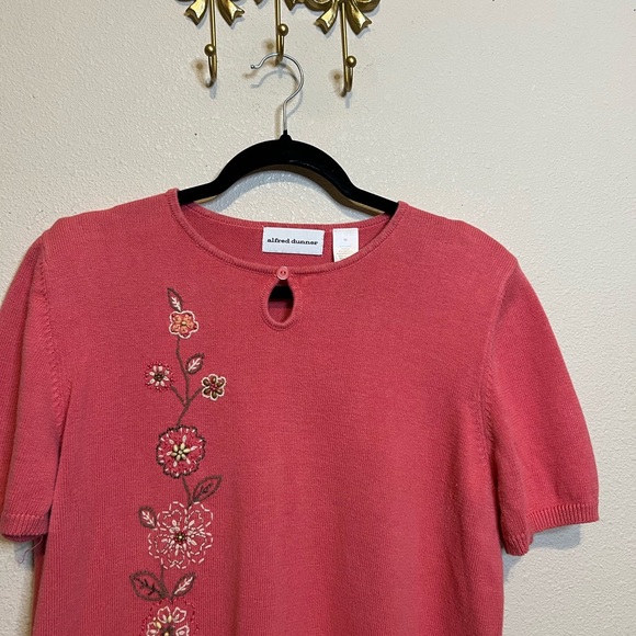 Alfred Dunner Coral/Rose Embroidered Short Sleeve Sweater Top. Size M - Picture 3 of 5